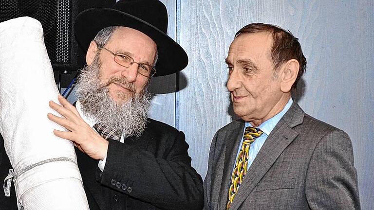 Feierliche Übergabe: Im November 2012 nimmt der Würzburger Rabbiner Jakov Ebert (links) aus den Händen des Historikers Michael Schneeberger (1949&ndash;2014) die Reste einer wiedergefundenen Kitzinger Thorarolle entgegen.