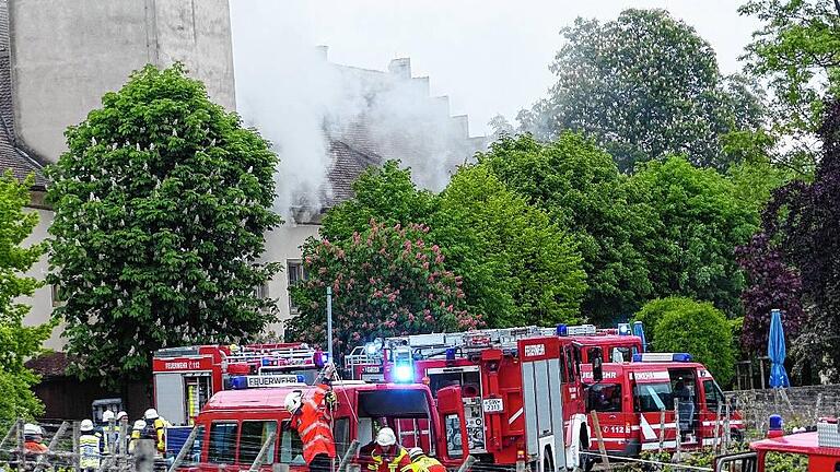Brand in Schloss Hallburg: Dichte Qualmwolken drangen am frühen Montagmorgen aus dem Anwesen. Bis zu 170 Einsatzkräfte vieler Feuerwehren waren im Einsatz. Brand in Schloss Hallburg: Dichte Qualmwolken drangen am frühen Montagmorgen aus dem Anwesen. Bis zu 170 Einsatzkräfte vieler Feuerwehren waren im Einsatz.