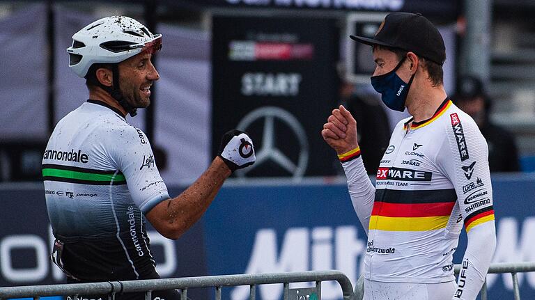 Glückwunsch: Manuel Fumic (links), der 2015 als letzter Deutscher einen Top-3-Platz in einem Weltcup geschafft hatte, gratuliert Maximilian Brandl nach seinem dritten Platz im Short-Track-Rennen. Glückwunsch: Manuel Fumic (links), der 2015 als letzter Deutscher einen Top-3-Platz in einem Weltcup geschafft hatte, gratuliert Maximilian Brandl nach seinem dritten Platz im Short-Track-Rennen.