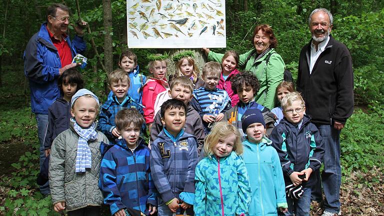Einer Fachgruppe der NaturFreunde mit dem Arbeitstitel 'Für Familien mit Kindern' geht es schon seit einigen Jahren darum, Freude an der Natur zu wecken und zu fördern. Die Idee des Waldkindergartens beschäftigt die Fachgruppe seit geraumer Zeit, liegt doch das NaturFreundeHaus direkt vor der Tür zum Wald. Im Bild die Kinder bei einer Vogelstimmenexkursion mit dem pensionierte Mittelschul-Rektor Sigi Hofmann, Vogelstimmenexpertin Ulla Hanke und Diplom-Psychologe Hans Brumm. Einer Fachgruppe der NaturFreunde mit dem Arbeitstitel 'Für Familien mit Kindern' geht es schon seit einigen Jahren darum, Freude an der Natur zu wecken und zu fördern. Die Idee des Waldkindergartens beschäftigt die Fachgruppe seit geraumer Zeit, liegt doch das NaturFreundeHaus direkt vor der Tür zum Wald. Im Bild die Kinder bei einer Vogelstimmenexkursion mit dem pensionierte Mittelschul-Rektor Sigi Hofmann, Vogelstimmenexpertin Ulla Hanke und Diplom-Psychologe Hans Brumm.