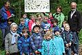Einer Fachgruppe der NaturFreunde mit dem Arbeitstitel 'Für Familien mit Kindern' geht es schon seit einigen Jahren darum, Freude an der Natur zu wecken und zu fördern. Die Idee des Waldkindergartens beschäftigt die Fachgruppe seit geraumer Zeit, liegt doch das NaturFreundeHaus direkt vor der Tür zum Wald. Im Bild die Kinder bei einer Vogelstimmenexkursion mit dem pensionierte Mittelschul-Rektor Sigi Hofmann,  Vogelstimmenexpertin Ulla Hanke und Diplom-Psychologe Hans Brumm.