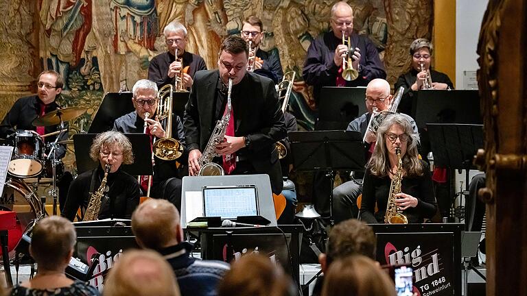Nach langer zweijähriger Pause hatte die Bigband der Turngemeinde TG48 Schweinfurt zum traditionellen Weihnachtskonzert in die Schweinfurter Rathausdiele eingeladen. Nach langer zweijähriger Pause hatte die Bigband der Turngemeinde TG48 Schweinfurt zum traditionellen Weihnachtskonzert in die Schweinfurter Rathausdiele eingeladen.