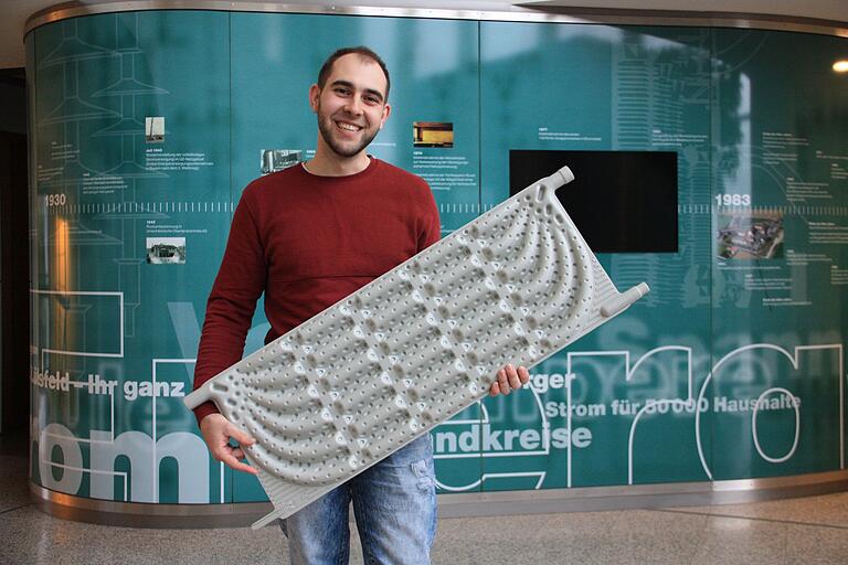 Paul Feser ist Energieberater bei der ÜZ Mainfranken. Er hält einen Flächenkollektor in Händen, der platzsparend senkrecht in die Erde vergraben wird. Paul Feser ist Energieberater bei der ÜZ Mainfranken. Er hält einen Flächenkollektor in Händen, der platzsparend senkrecht in die Erde vergraben wird.