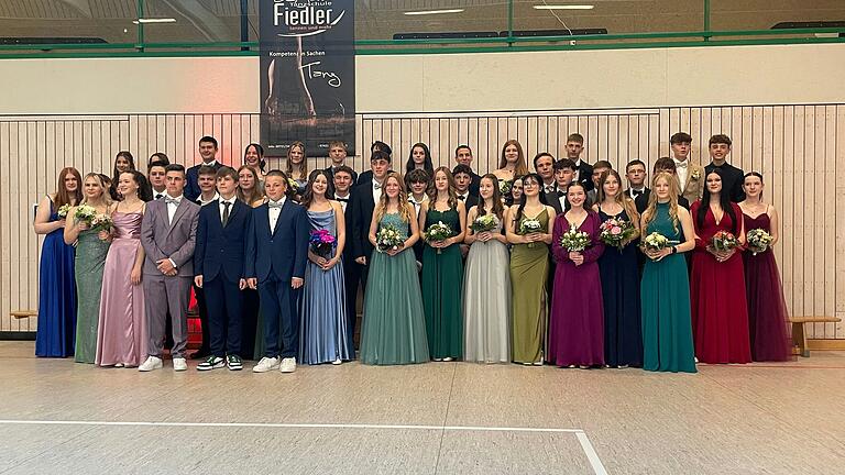 Die Schülerinnen und Schüler des FLSH Schloss Gaibach präsentierten stolz ihre Tänze beim Abschlussball in Unterspiesheim.