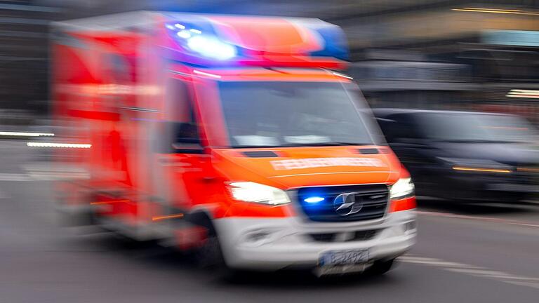 Der junge Mann wollte aus dem Krankenwagen flüchten und verletzte dabei drei Polizisten.