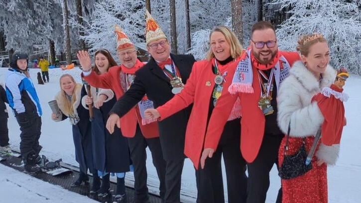 Unser Foto zeigt die Prinzessin, die Vorsitzenden Matthias Grief und Antje Wiczorek, Sitzungspräsident Heribert Übelacker und den Ordenskanzler Dieter Seban.       -  Unser Foto zeigt die Prinzessin, die Vorsitzenden Matthias Grief und Antje Wiczorek, Sitzungspräsident Heribert Übelacker und den Ordenskanzler Dieter Seban.