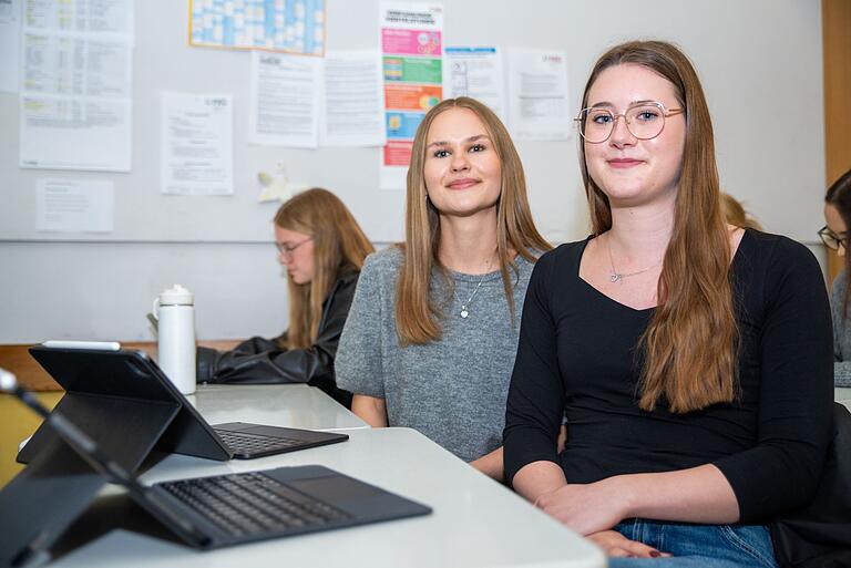 Laura Kerz (lins) und Svenja Rösch, beide 17, sind Schülerinnen der 11d des Friedrich-Koenig-Gymnasiums und arbeiten seit der achten Klasse mit KI-Programmen. Laura Kerz (lins) und Svenja Rösch, beide 17, sind Schülerinnen der 11d des Friedrich-Koenig-Gymnasiums und arbeiten seit der achten Klasse mit KI-Programmen.