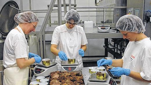 Ebenfalls aufs Gramm genau sortieren Mitarbeiterinnen Wildfleisch in die Konservendosen. Ebenfalls aufs Gramm genau sortieren Mitarbeiterinnen Wildfleisch in die Konservendosen.