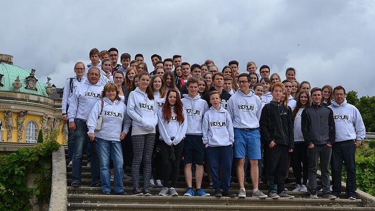 Zehntklässler erlebten die Vielfalt Berlins - (mim) „Die Vielfalt Berlins erleben“ – unter diesem Motto stand die Studienfahrt der 10. Klassen des Gymnasiums Gerolzhofen nach Berlin. Während des fünftägigen Besuchs der Bundeshauptstadt lernten sie verschiedene Facetten der beeindruckenden Bundeshauptstadt kennen, heißt es in einer Pressemitteilung der Schule. Begleitet wurden sie von ihren Lehrern Birgit Pauli, Stefanie Friedrich, Gisbert Wagner und Reinhard Seger. Neben der Besichtigung bekannter Sehenswürdigkeiten wie der East Side Gallery, dem Alexanderplatz, dem Kurfürstendamm und dem Brandenburger Tor gehörten wichtige Aspekte aus Geschichte und Politik zum Pflichtprogramm, wie ein Gespräch mit der Bundestagsabgeordneten Anja Weisgerber im Paul-Löbe-Haus. Im Anschluss erkundeten die Schüler das Reichstaggebäude mit seiner gigantischen Dachkonstruktion selbstständig. Die wohl bewegendste Erfahrung für die Jugendlichen war der Besuch der Gedenkstätte „Berliner Mauer“, wo sie an einem Gottesdienst teilnahmen, in dem die Lebensgeschichte eines Grenzopfers erzählt wurde. Das abendliche Unterhaltungsprogramm war sehr abwechslungsreich. Kulturbegeisterte Schüler und Lehrer kamen beim Besuch des Musicals „Hinterm Horizont“ und einer Show im Friedrichsstadtpalast auf ihre Kosten. Den Höhepunkt der Klassenfahrt bildete der Abschlussabend in der Schülerdisco „Matrix“. Auf der Heimfahrt stand das Schloss Sanssouci in Potsdam auf dem Programm, mit Führung durch die prachtvollen Räume und Picknick im Schlossgarten. Zehntklässler erlebten die Vielfalt Berlins - (mim) „Die Vielfalt Berlins erleben“ – unter diesem Motto stand die Studienfahrt der 10. Klassen des Gymnasiums Gerolzhofen nach Berlin. Während des fünftägigen Besuchs der Bundeshauptstadt lernten sie verschiedene Facetten der beeindruckenden Bundeshauptstadt kennen, heißt es in einer Pressemitteilung der Schule. Begleitet wurden sie von ihren Lehrern Birgit Pauli, Stefanie Friedrich, Gisbert Wagner und Reinhard Seger. Neben der Besichtigung bekannter Sehenswürdigkeiten wie der East Side Gallery, dem Alexanderplatz, dem Kurfürstendamm und dem Brandenburger Tor gehörten wichtige Aspekte aus Geschichte und Politik zum Pflichtprogramm, wie ein Gespräch mit der Bundestagsabgeordneten Anja Weisgerber im Paul-Löbe-Haus. Im Anschluss erkundeten die Schüler das Reichstaggebäude mit seiner gigantischen Dachkonstruktion selbstständig. Die wohl bewegendste Erfahrung für die Jugendlichen war der Besuch der Gedenkstätte „Berliner Mauer“, wo sie an einem Gottesdienst teilnahmen, in dem die Lebensgeschichte eines Grenzopfers erzählt wurde. Das abendliche Unterhaltungsprogramm war sehr abwechslungsreich. Kulturbegeisterte Schüler und Lehrer kamen beim Besuch des Musicals „Hinterm Horizont“ und einer Show im Friedrichsstadtpalast auf ihre Kosten. Den Höhepunkt der Klassenfahrt bildete der Abschlussabend in der Schülerdisco „Matrix“. Auf der Heimfahrt stand das Schloss Sanssouci in Potsdam auf dem Programm, mit Führung durch die prachtvollen Räume und Picknick im Schlossgarten.