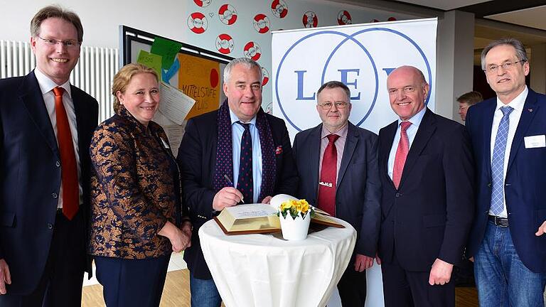 ultusminister Ludwig Spaenle trug sich in Mellrichstadt in das Goldene Buch der Stadt ein. Im Martin-Pollich-Gymnasium dabei waren (von links): Schulleiter Robert Jäger, LEV-Vorsitzende Susanne Arndt, Minister Ludwig Spaenle, Elternbeiratsvorsitzender am MPG, Klemens Damm, Landrat Thomas Habermann und Bürgermeister Eberhard Streit.