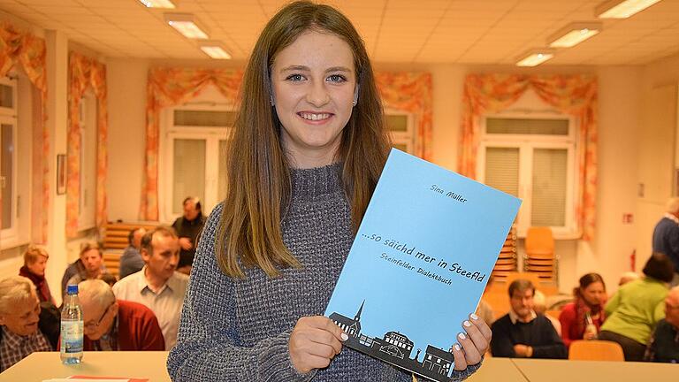 Mit dem Steinfelder Dialekt befasst das Buch „So säichd mer in Steefld” der 14-jährigen Sina Müller, das der Heimat- und Geschichtsverein herausgibt. Mit dem Steinfelder Dialekt befasst das Buch „So säichd mer in Steefld” der 14-jährigen Sina Müller, das der Heimat- und Geschichtsverein herausgibt.