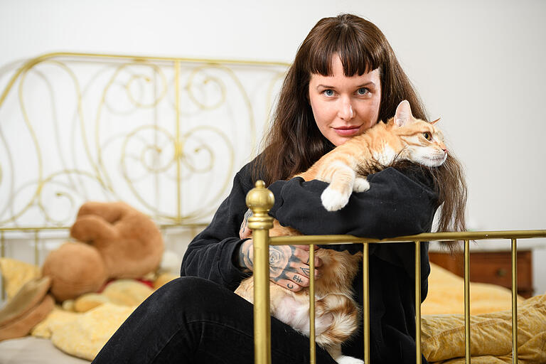 Anna-Lena Liedtke sitzt mit ihren Katzen in ihrer Wohnung im Stadtteil Friedrichshain in Berlin. Anna-Lena Liedtke sitzt mit ihren Katzen in ihrer Wohnung im Stadtteil Friedrichshain in Berlin.