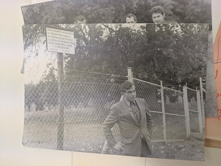 Adin Talbar bei einem Besuch auf dem jüdischen Friedhof in Euerbach, vermutlich im Jahr 1976.