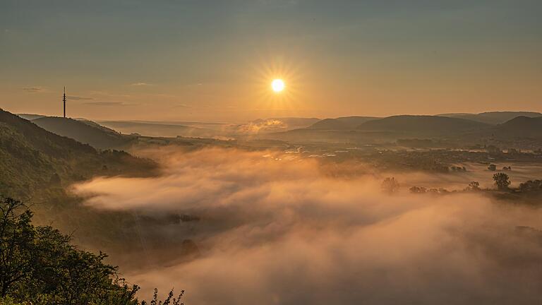 Grandiose Morgenstimmung im Saaletal vom Hammelberg aus fotografiert.