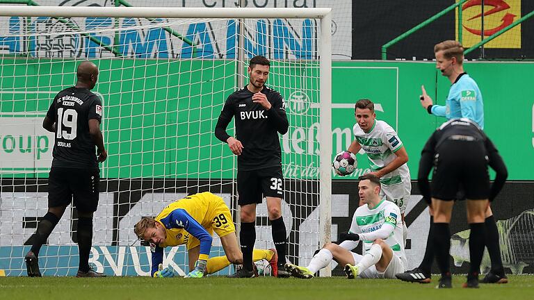 Konsternierte Kickers-Spieler: (von links) Douglas, Torhüter Hendrik Bonmann und Christian Strohdiek ärgern sich über das 1:1. Die Fürther Branimir Hrgota und Paul Seguin können ihr Glück offensichtlich gar nicht richtig fassen.