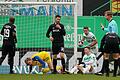 Konsternierte Kickers-Spieler: (von links) Douglas, Torhüter Hendrik Bonmann und Christian Strohdiek ärgern sich über das 1:1. Die Fürther Branimir Hrgota und Paul Seguin können ihr Glück offensichtlich gar nicht richtig fassen.