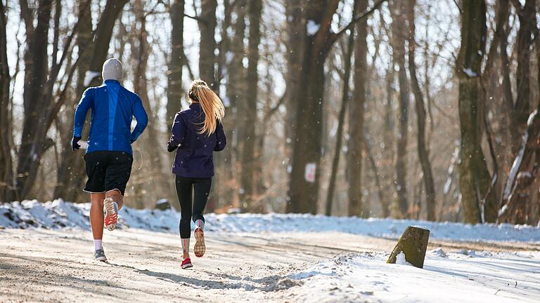 Beim Joggen auf Schnee müssen Läufer vor allem auf den richtigen Grip der Laufschuhe achten.