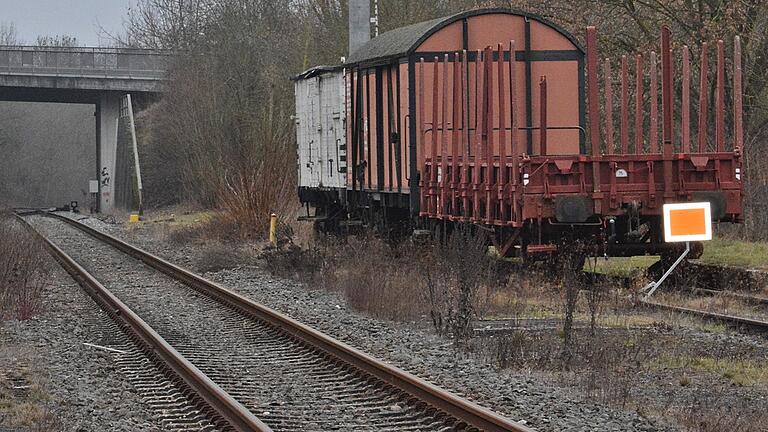 Zu nah an der Strecke der Deutschen Bahn in Mellrichstadt stehen diese drei Fahrzeuge des Museumszuges. Sie stellen für spielende Kinder eine Gefahr dar. Nach dem Einbau des Nebengleises in Nordheim sollen sie dorthin gebracht werden Zu nah an der Strecke der Deutschen Bahn in Mellrichstadt stehen diese drei Fahrzeuge des Museumszuges. Sie stellen für spielende Kinder eine Gefahr dar. Nach dem Einbau des Nebengleises in Nordheim sollen sie dorthin gebracht werden