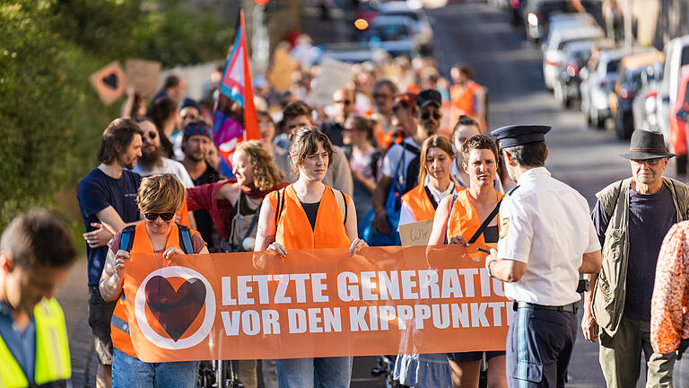 Die letzte Generation demonstrierte am 31.05.2023 in Würzburg. Etwa 100 Teilnehmende zogen vom Alten Kranen zur Mainkuh.