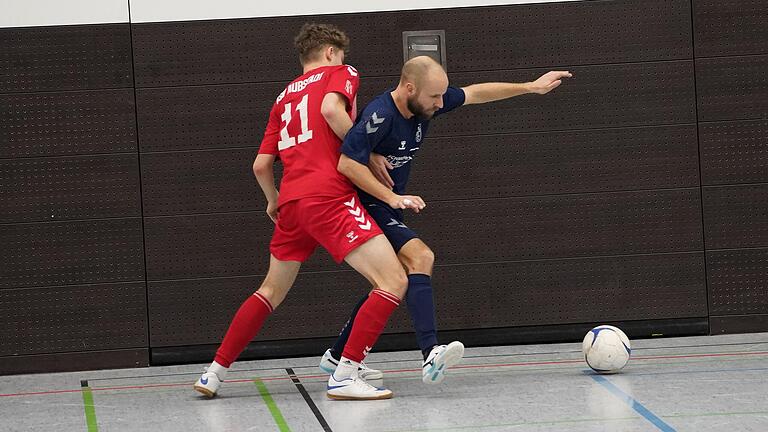 Mit dem TSV Aubstadt II (links Lukas Merkl) und der SG Brendlorenzen/Windshausen (rechts Carl Murphy) standen sich die beiden besten Teams des Turniers im Finale der 23. Bad Neustädter Hallengala gegenüber.