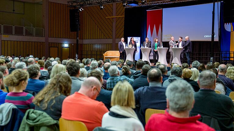 Wahlforum in der ausverkauften Mainschleifenhalle: Fast 800 Besucher kamen in Volkach, um sich ein Bild der fünf Bürgermeisterkandidaten zu machen.