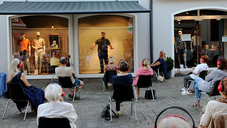 Auch die Glasscheiben der Schaufenster konnte das Vergnügen kaum schmälern, endlich trotz der Corona-Krise Kunst in der Stadt erleben zu können.