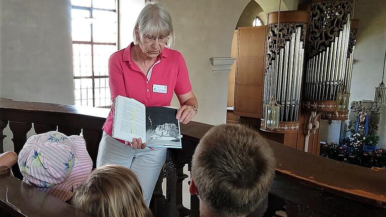 Roswitha Schmidt beim Vorlesen.