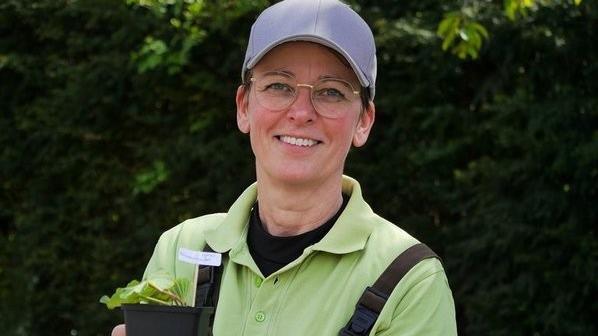 Vereinsvorsitzende Kathrin Romeis-Merten zeigt ein noch junges Exemplar des sogenannten Frauenmantels.       -  Vereinsvorsitzende Kathrin Romeis-Merten zeigt ein noch junges Exemplar des sogenannten Frauenmantels.