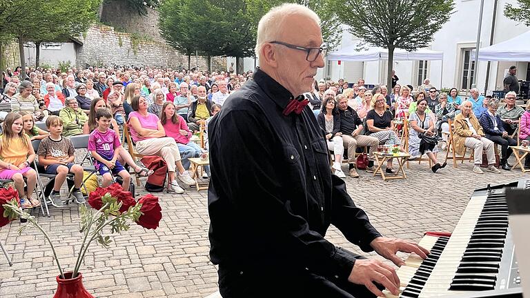 Seit 25 Jahren leitet Paul Oschmann das Ensemble Sing’n’Swing. Viele Arrangements stammen aus seiner Feder. - Seit 25 Jahren leitet Paul Oschmann das Ensemble Sing’n’Swing. Viele Arrangements stammen aus seiner Feder. Seit 25 Jahren leitet Paul Oschmann das Ensemble Sing’n’Swing. Viele Arrangements stammen aus seiner Feder. - Seit 25 Jahren leitet Paul Oschmann das Ensemble Sing’n’Swing. Viele Arrangements stammen aus seiner Feder.