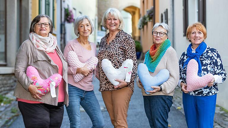 Geben Brustkrebspatientinnen Trost mit ihren genähten Herzkissen: (v.li.) Marianne Schilling, Marika Taillefer, Elisabeth Rost, Heidi Flügel und Maria Sauer vom Frauenbund in Dettelbach.&nbsp;