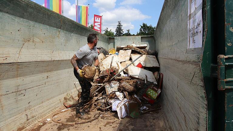 Die Stadt Kitzingen stellte Container für Hochwasser-Müll bereit. Die Schenks füllten fünf davon bis oben hin voll. Im Bild Sascha Mannel, einer der Anwohner. Die Stadt Kitzingen stellte Container für Hochwasser-Müll bereit. Die Schenks füllten fünf davon bis oben hin voll. Im Bild Sascha Mannel, einer der Anwohner.