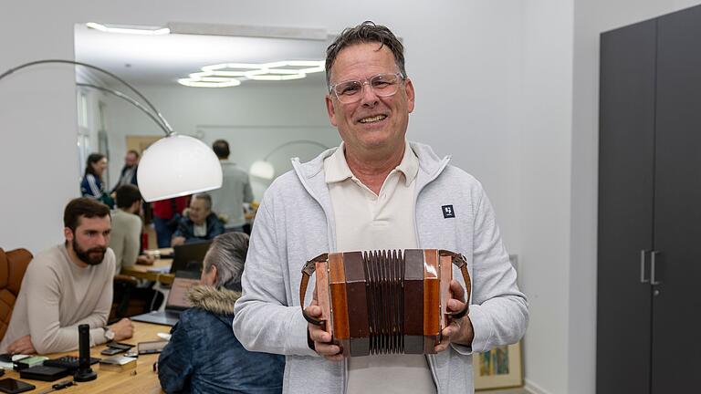 Matthias Hahn möchte den Experten seine Ziehharmonika zeigen, um deren Wert bestimmen zu lassen. Matthias Hahn möchte den Experten seine Ziehharmonika zeigen, um deren Wert bestimmen zu lassen.