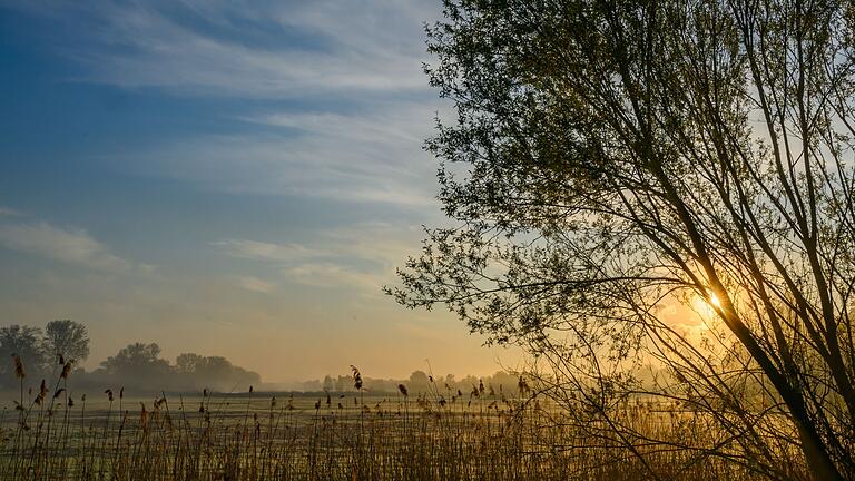 Sonnenaufgang am Ostersonntag - Nach einem sonnigen Start in den Ostersonntag droht es in Teilen Deutschlands, ungemütlich zu werden. Sonnenaufgang am Ostersonntag - Nach einem sonnigen Start in den Ostersonntag droht es in Teilen Deutschlands, ungemütlich zu werden.