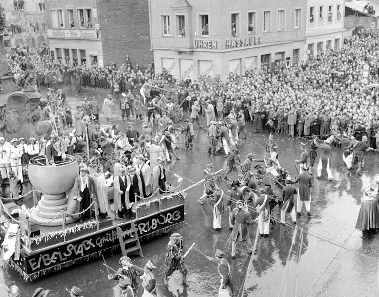 So sah es 1954, beim zweiten Faschingszug nach dem Krieg, am Vierröhrenbrunne aus.