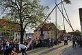 Bei herrlichem Wetter und im Beisein vieler Leute hatten die jungen Männer des 'Neuen Kellers' am Sonntagabend auf dem Großlangheimer Marktplatz den Maibaum aufgestellt.
