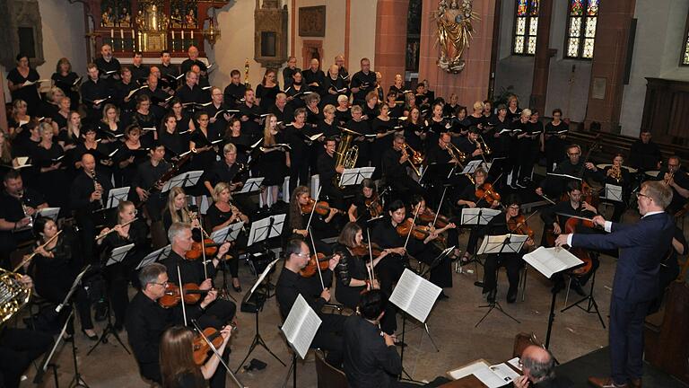 Das Paulus Oratorium in Tauberbischofsheim. Im ersten Teil dirigierte Julia Kohler, im zweiten Carsten Wiedemann-Hohl.