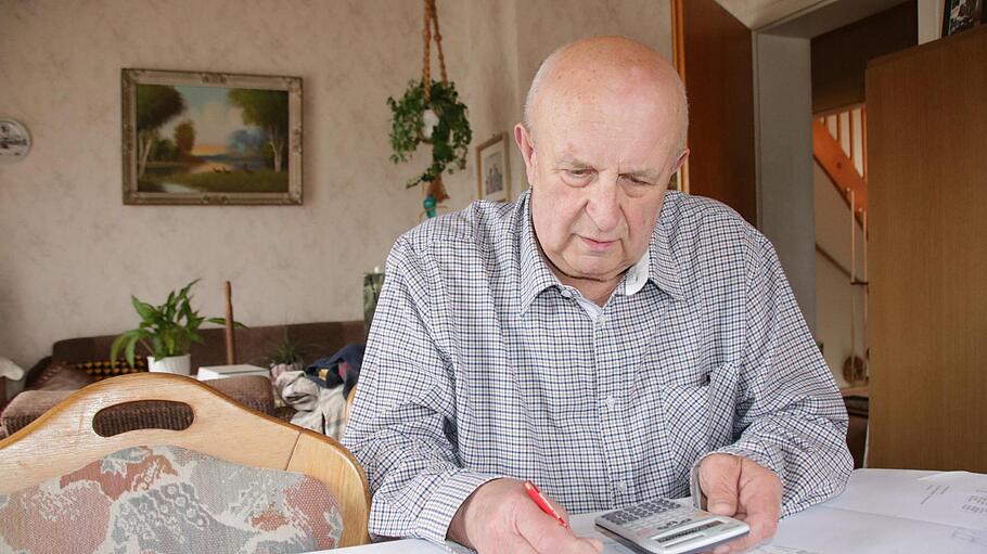 Franz Gebhart hat das Ergebnis der Landtagswahl 2018 nachgerechnet und fühlt sich als Unterfranke benachteiligt. Seine Petition wurde abgelehnt, nun denkt er über eine Popularklage nach. Foto: Ralf Rupperrt       -  Franz Gebhart hat das Ergebnis der Landtagswahl 2018 nachgerechnet und fühlt sich als Unterfranke benachteiligt. Seine Petition wurde abgelehnt, nun denkt er über eine Popularklage nach. Foto: Ralf Rupperrt