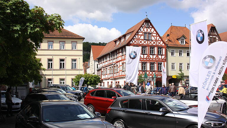 Bei der Automeile wurde ein Teil der Karlstader Altstadt wieder für zwei Tage zum Freiluft-Showroom. Besonders am Sonntag kamen viele Besucher um sich die Autos von insgesamt 14 Herstellern anzuschauen.
