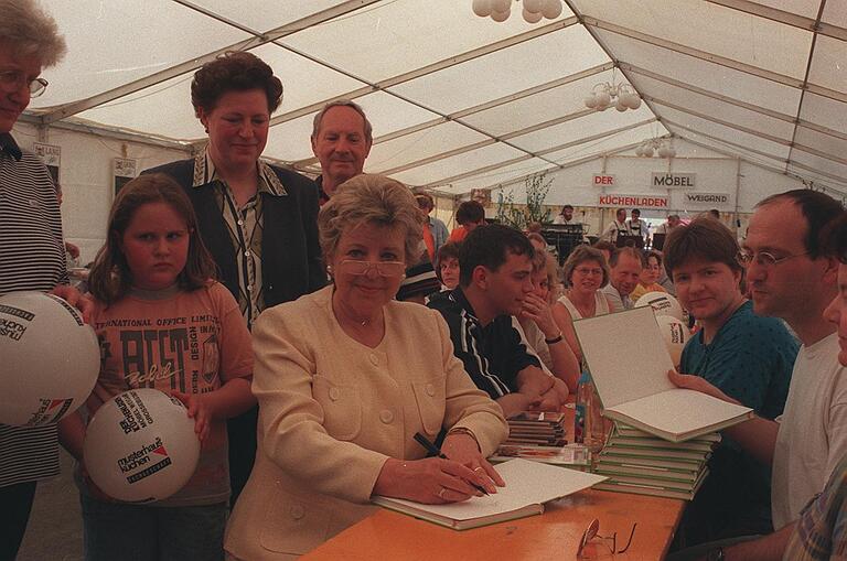 Mai 1998: Marie-Luise Marjan signiert ihr Kochbuch beim Besuch eines Küchenstudios in Großeibstadt (Lkr. Rhön-Grabfeld).