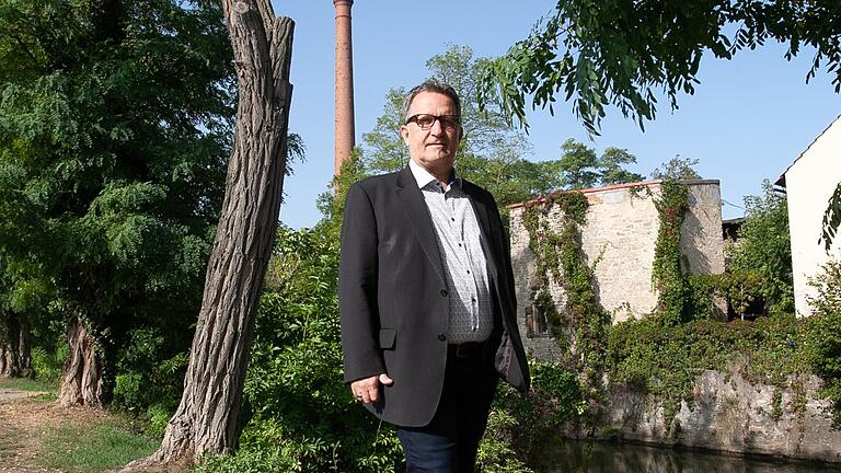 Ein Leuchtturmprojekt für Marktsteft soll die BNE-Station werden - der Turm ist bereits da, Bürgermeister Thomas Reichert kann sich vorstellen, den alten Schornstein eines Tages auch zu illuminieren. Ein Leuchtturmprojekt für Marktsteft soll die BNE-Station werden - der Turm ist bereits da, Bürgermeister Thomas Reichert kann sich vorstellen, den alten Schornstein eines Tages auch zu illuminieren.