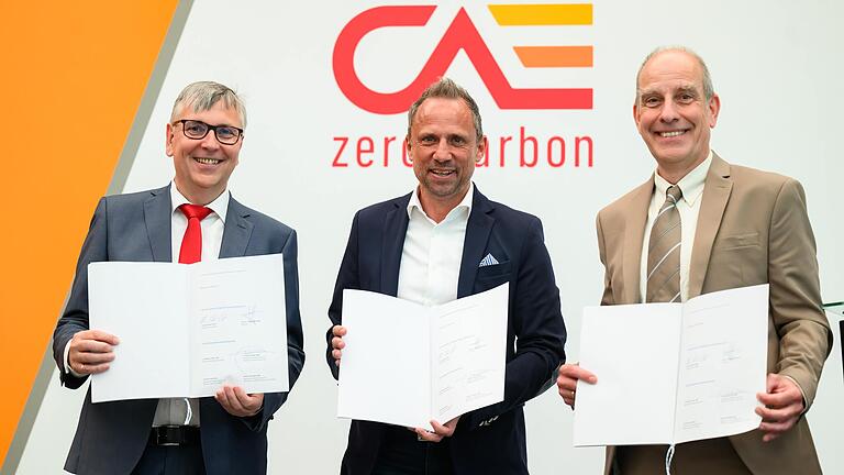 Nach Unterzeichnung der Beitrittsurkunde für die Klima-Allianz Bayern: (von links) der geschäftsführende CAE-Vorstand Hans-Peter Ebert, Umweltminister Thorsten Glauber (Freie Wähler) und CAE-Vorstand Jürgen Hartmann. Nach Unterzeichnung der Beitrittsurkunde für die Klima-Allianz Bayern: (von links) der geschäftsführende CAE-Vorstand Hans-Peter Ebert, Umweltminister Thorsten Glauber (Freie Wähler) und CAE-Vorstand Jürgen Hartmann.