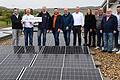 Auf dem Dach des Feuerwehrhauses in Großrinderfeld hat die Bürgerenergiegenossenschaft eine von mehreren Solaranlagen auf gemeindlichen Dächern installiert (von links): Bürgermeister Johannes Leibold, Genossenschaftsgeschäftsführer Wendelin Geiger, Harald Schmieg (Firma EKS-Solar) mit Gemeinderäten und Genossenschaftsvertretern.