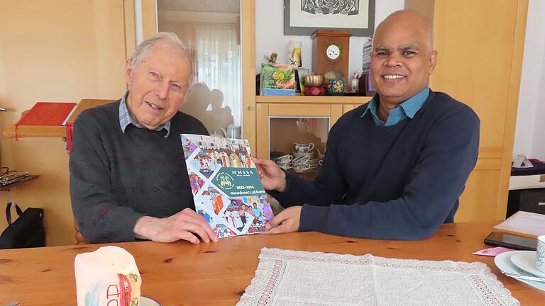 Pfarrer Reinhold Kargl (links) hat für einige Wochen Pfarrrer Gabriel aus Indien zu Besuch. Diser hat seinen Bericht über die Verwendung von Rhöner Spenden mitgebracht, ergänzt durch Fotos seiner Hilfsprojekte.