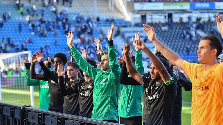 1. FC Magdeburg - SpVgg Greuther Fürth       -  Nach einem kuriosen Spiel jubeln die Fürther Spieler vor ihren Fans.