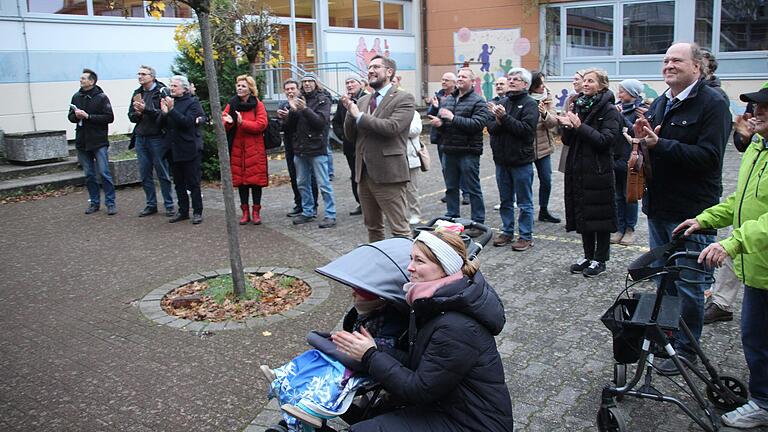 Der Schulverbandsvorsitzender Klaus Köhler (Mitte) und die Gäste klatschten Beifall für das Richtfest und die Sanierung der Grund- und Mittelschule in Wiesentheid.