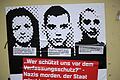 Plakat mit Fotos der Neonazi-Terrorzelle       -  Plakat für einen Vortrag über rechtsextreme Strukturen. Foto: Uwe Zucchi, dpa