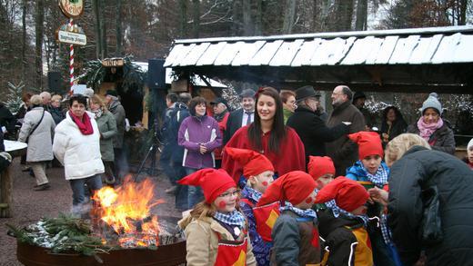Waldweihnacht       -  Das Lohrer Schneewittchen Yasemin Arnold und ihre Zwerge aus dem Kindergarten Ruppertshütten eröffneten am Freitagnachmittag die fünfte Spessart-Waldweihnacht an der Bayerischen Schanz.