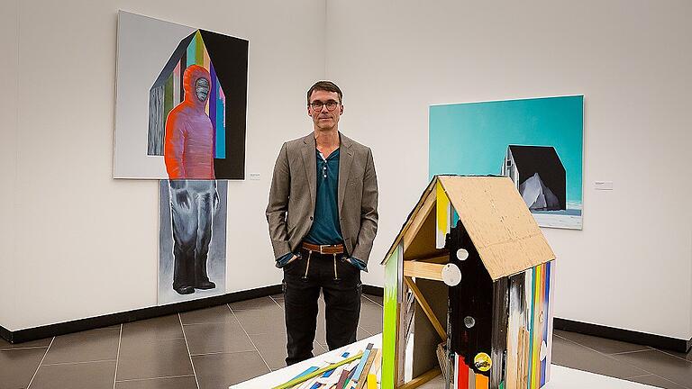 &bdquo;Das Haus des Malers&ldquo; im Vordergrund ist die einzige dreidimensionale Arbeit in der Ausstellung &bdquo;Eisfreund&ldquo; von Gerhard Rießbeck. Das Haus, das Geborgenheit und Wärme jenseits des Polarkreises gibt, ist ein zentrales Motiv des Malers.
