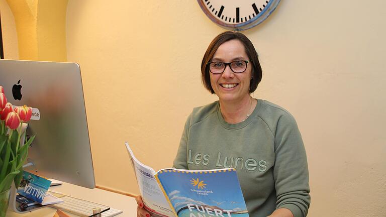 Simone Fersterer vom Reisebüro 'Die Reiseschmiede' in Reichenberg merkt, dass die Menschen trotz Inflation nicht auf ihren Urlaub verzichten wollen. Simone Fersterer vom Reisebüro 'Die Reiseschmiede' in Reichenberg merkt, dass die Menschen trotz Inflation nicht auf ihren Urlaub verzichten wollen.