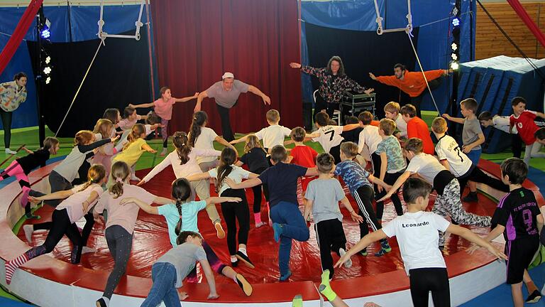 Training im Zirkuszelt: Für die Kinder der Grundschule Schwarzacher Becken geht in dieser Woche ein Traum in Erfüllung. Die Übungseinheiten beginnen täglich mit Aufwärmen unter der Anleitung von Zirkusdirektor Peter Bethäuser vom 'Circus Luna'.